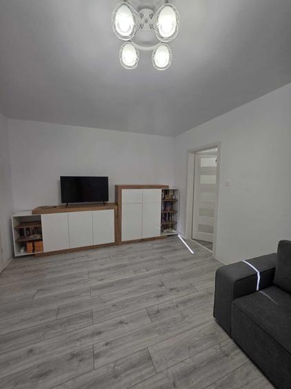 Apartament cu 3 camere semidecomandat în Titan