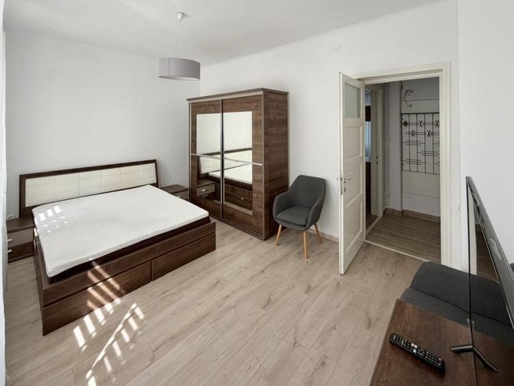 Apartament cu 2 camere decomandat, mobilat în Central