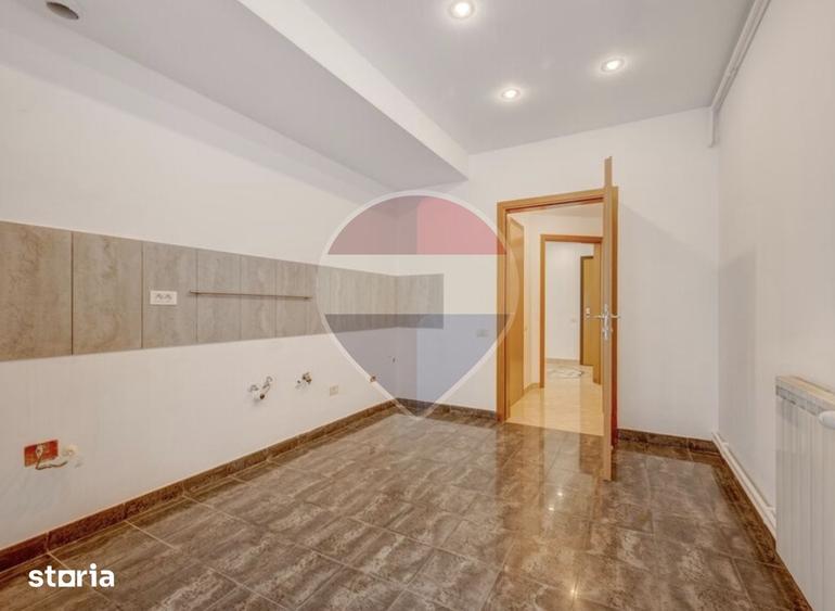 Apartament cu 4 camere decomandat în Primăverii