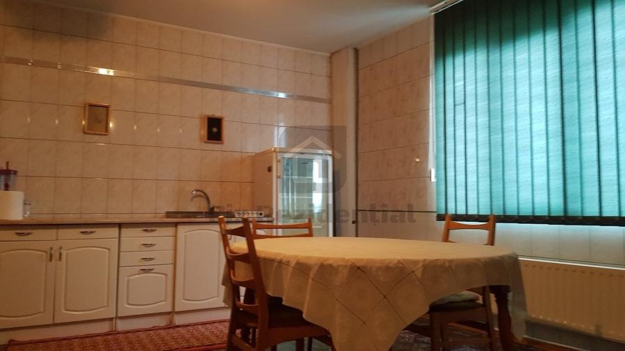 Casă individuală cu 9 camere cu Canalizare în Central