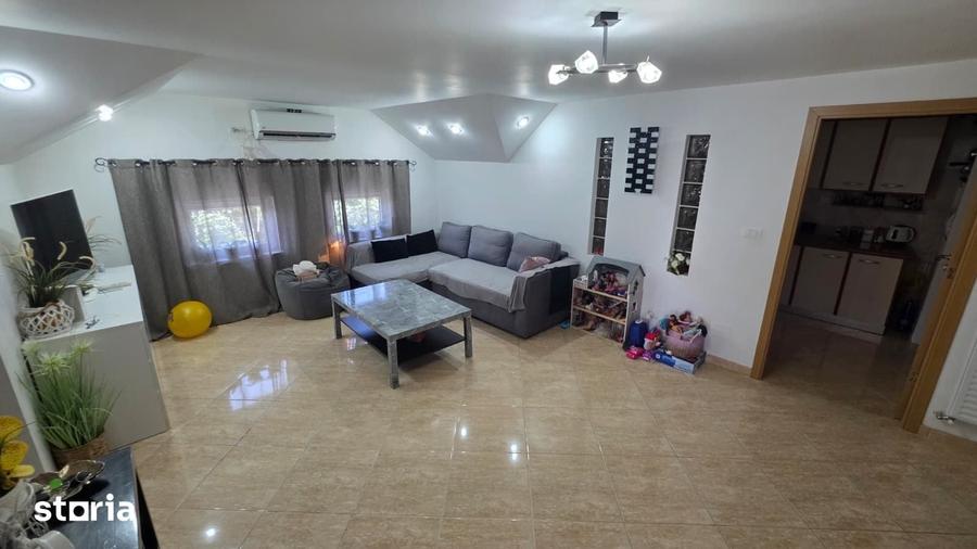 Casă cu 7 camere cu Teren 400 Mp în Central