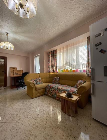 Apartament cu 3 camere decomandat în Exterior Vest