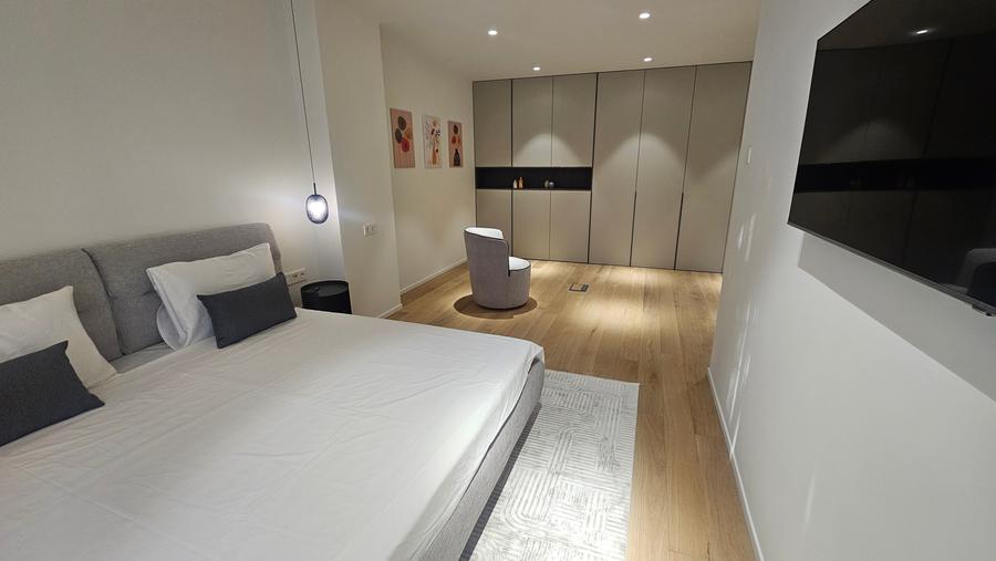 Apartament cu 4 camere decomandat în P-ța Victoriei