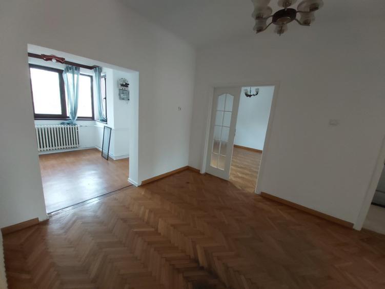 Casă cu 5 camere cu Teren 250 Mp în Victoriei