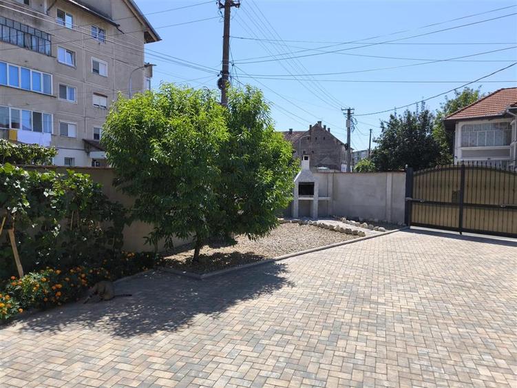 Casă individuală cu 4 camere cu Canalizare în Central