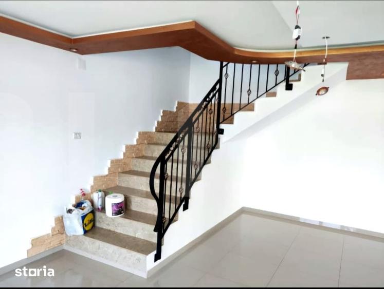 Casă cu 5 camere cu Teren 1100 Mp în Central