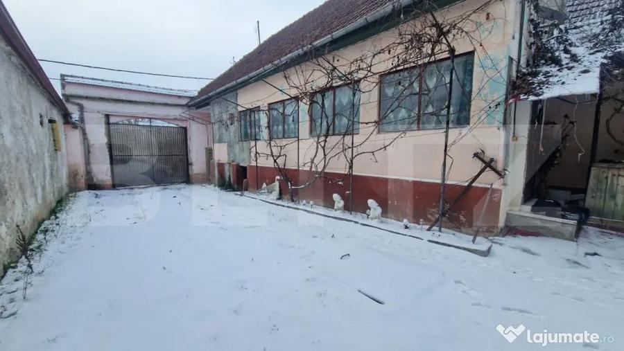 Casă cu 5 camere cu Teren 836 Mp în Central