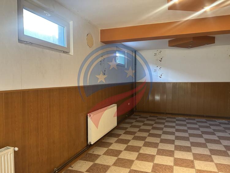 Casă individuală cu 10 camere cu Canalizare în Lăpuș