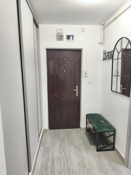 Apartament cu 2 camere semidecomandat în Podu Roș