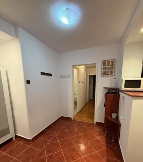 Apartament cu 3 camere decomandat, mobilat în Costin Georgian