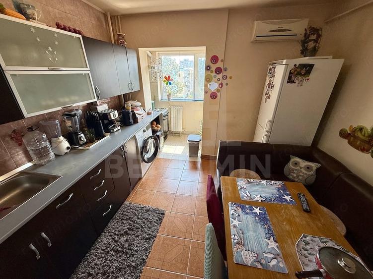 Apartament cu 3 camere semidecomandat în Craiovița Nouă