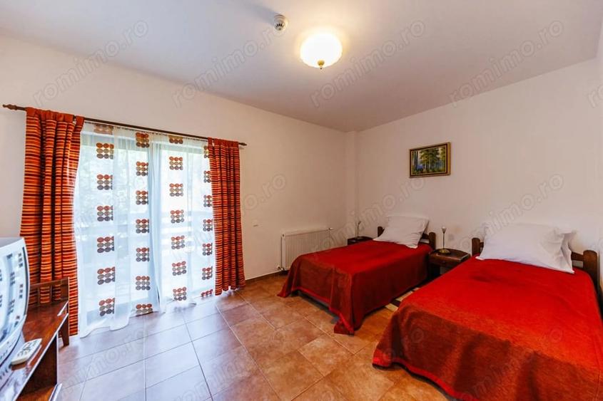 Casă cu 12 camere cu Teren 5028 Mp în Poiana