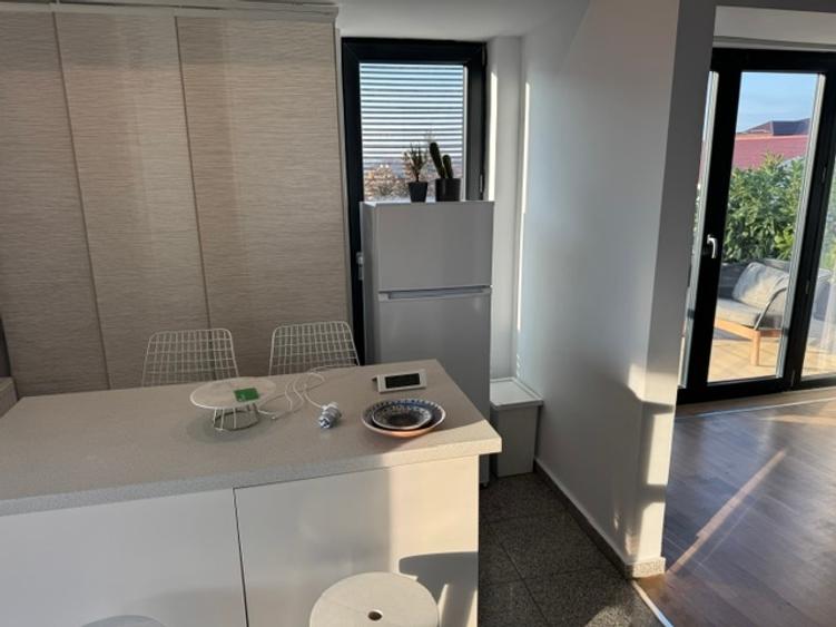 Penthouse cu 4 camere semidecomandat, mobilat în Pipera