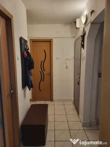 Apartament cu 3 camere semidecomandat în Crihala
