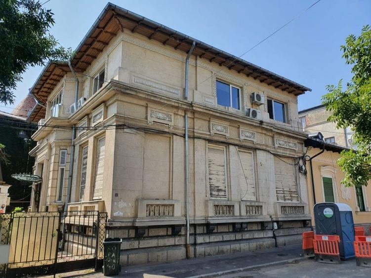 Casă individuală cu 14 camere cu Canalizare în Ferdinand