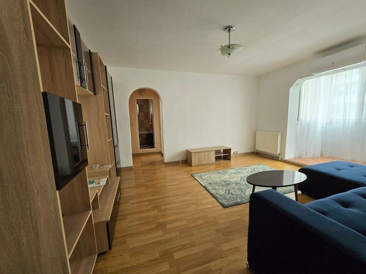 Apartament cu 3 camere semidecomandat, mobilat în Micro 4