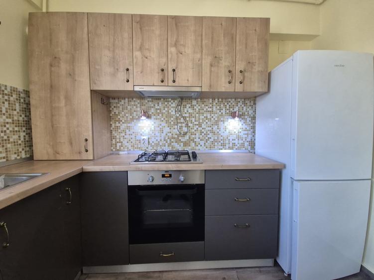 Apartament cu 3 camere semidecomandat în Central