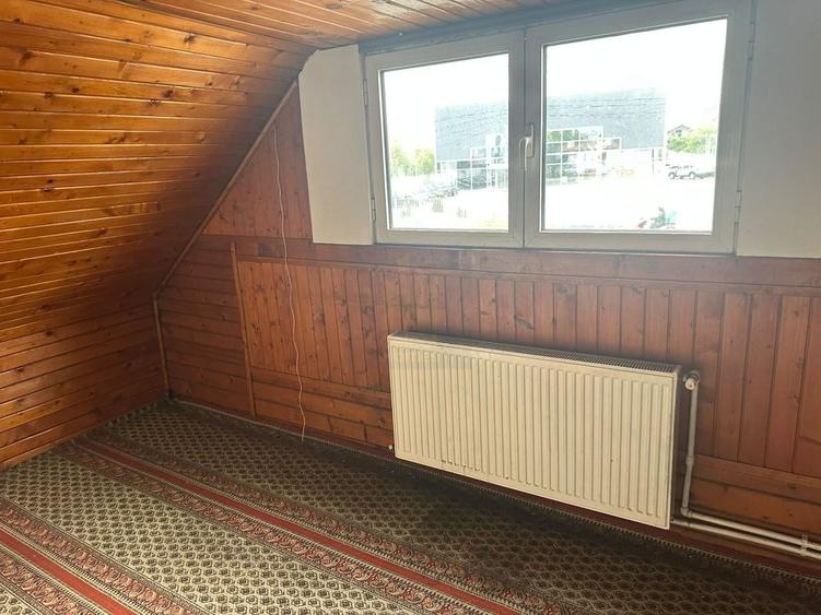 Casă individuală cu 16 camere cu Canalizare în Central