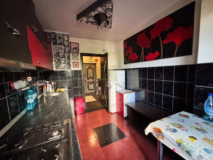 Apartament cu 4 camere semidecomandat, mobilat în Lăpuș