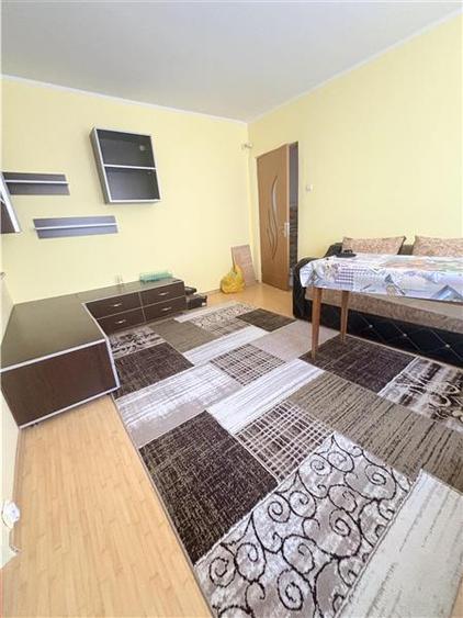 Apartament cu 3 camere semidecomandat în Est