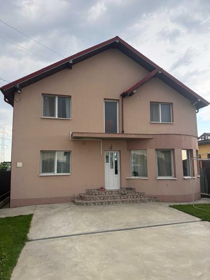 Casă cu 4 camere în Lazuri