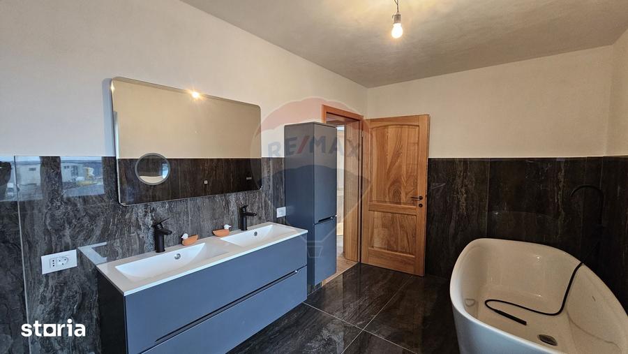 Casă cu 5 camere cu Teren 840 Mp în Șcheia