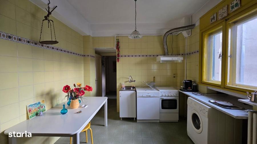 Apartament cu 3 camere în P-ța Universității