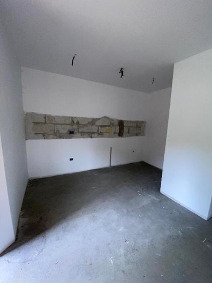 Casă cu 5 camere cu Teren 6060 Mp în Potoci