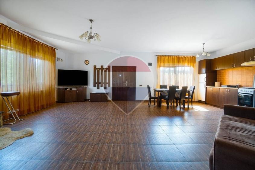 Casă individuală cu 5 camere cu Teren 696 Mp în Vulcan