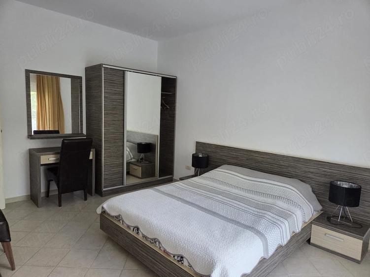 Apartament cu 2 camere semidecomandat, mobilat în Central