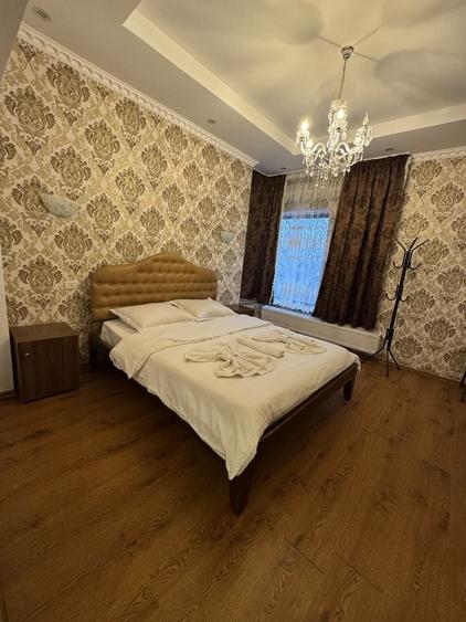 Casă cu 8 camere cu Teren 220 Mp în Central