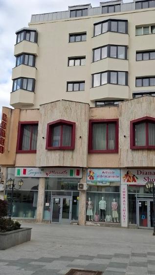 Apartament cu 4 camere decomandat în Central