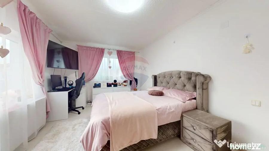 Casă cu 7 camere cu Teren 1075 Mp în Cristian