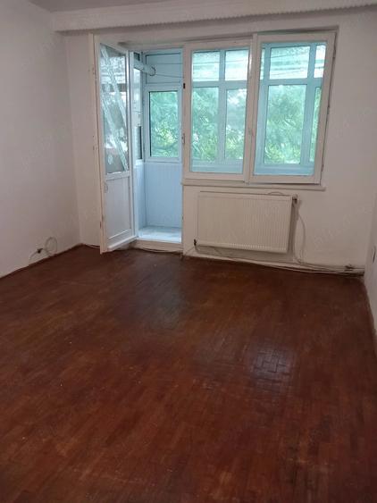 Apartament cu 3 camere semidecomandat în Gară