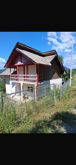 Casă cu 2 camere cu Teren 5000 Mp în Central