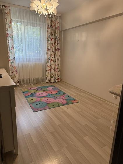 Apartament cu 3 camere semidecomandat în Mioriței