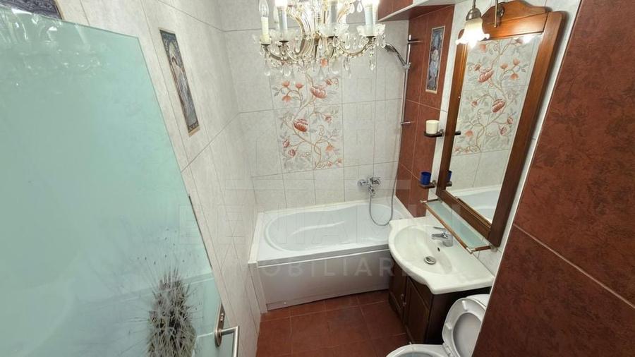Apartament cu 3 camere decomandat în Calea București