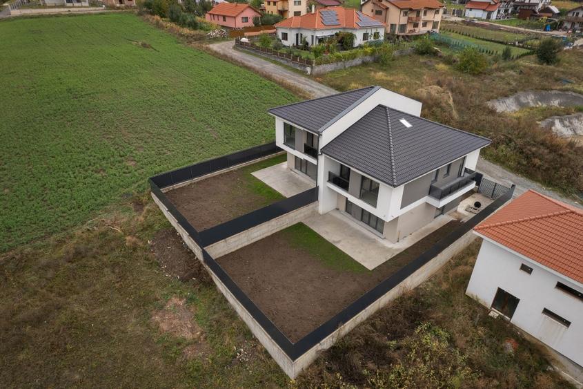 Duplex cu 7 camere cu Canalizare în Chinteni