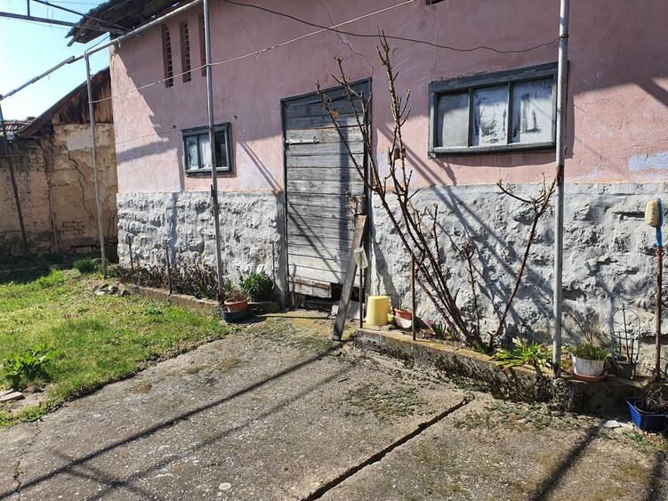 Casă cu 3 camere în Petrani