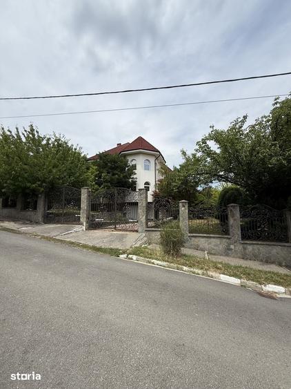 Casă cu 4 camere cu Teren 900 Mp în Sud