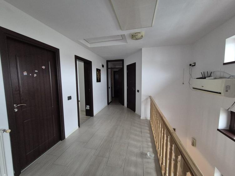 Casă individuală cu 6 camere cu Garaj în Est
