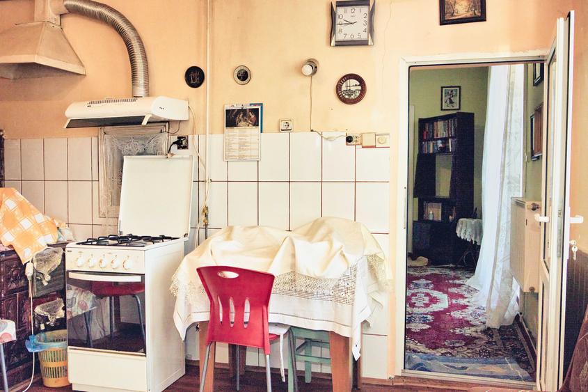 Casă cu 2 camere nedecomandat în Huși