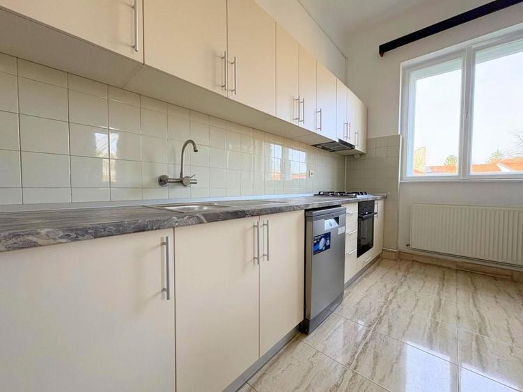 Apartament cu 3 camere decomandat, mobilat în Central