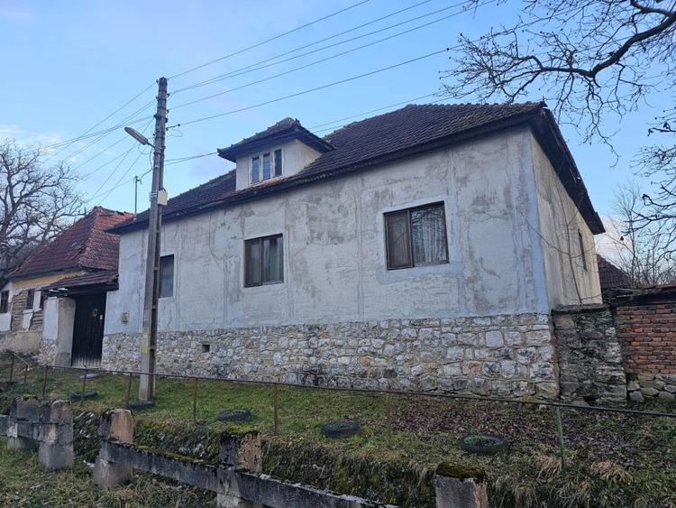 Casă individuală cu 4 camere cu Teren 2500 Mp în Vărzarii de Jos