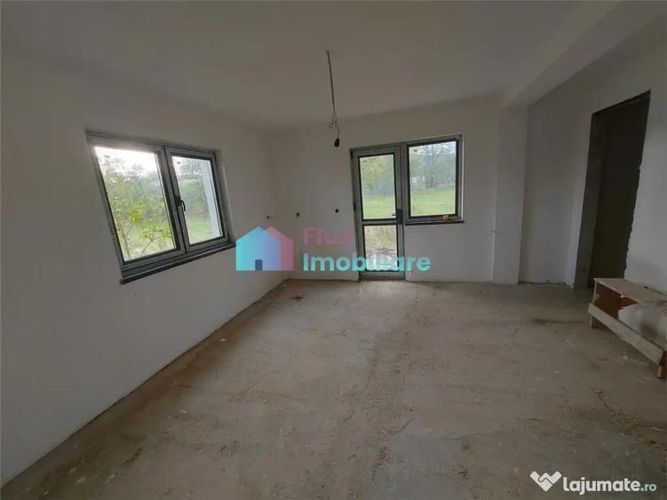 Casă cu 4 camere cu Teren 8450 Mp în Central