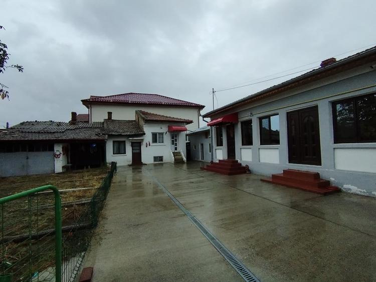 Casă individuală cu 5 camere cu Canalizare în Romanești