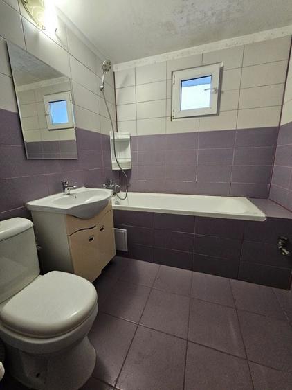 Apartament cu 3 camere semidecomandat în Rahova