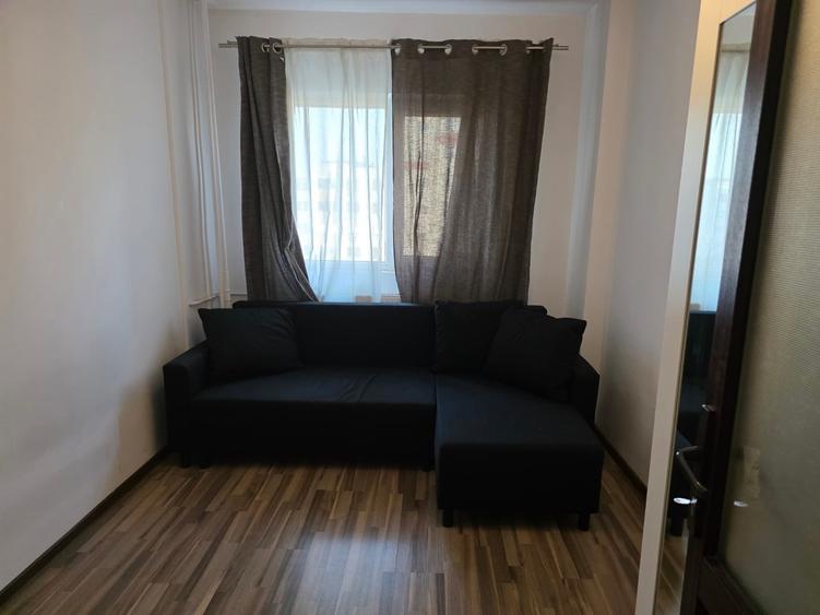 Apartament cu 3 camere semidecomandat în Berceni