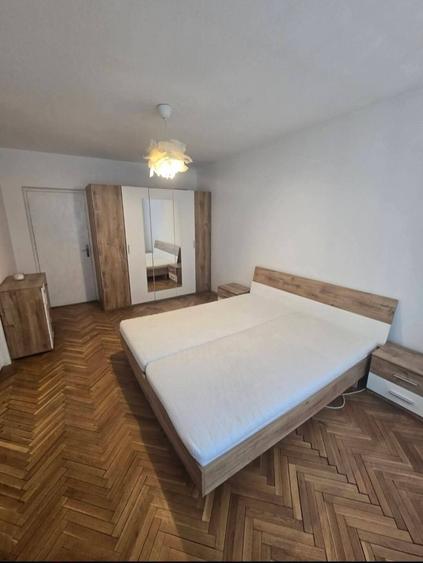 Apartament cu 3 camere decomandat în Medicină