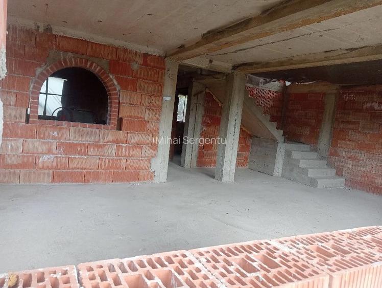 Casa la ro?u de vinzare in Vii?oara Tg Trotu? in apropiere de Tirgu Ocna.Suprafata de 170m